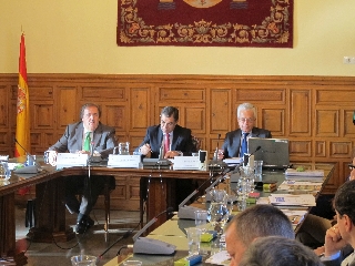 El presidente del TSJA, Lorenzo del Río, el vocal del CGPJ Rafael Fernández Valverde y Miguel G. de Córdoba, presidente del grupo Tragsa